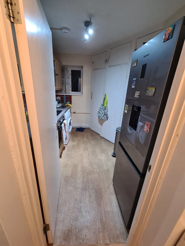 Room Millfield Avenue in Greater London