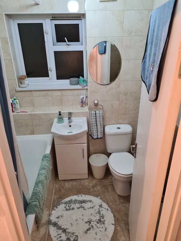Room Millfield Avenue in Greater London