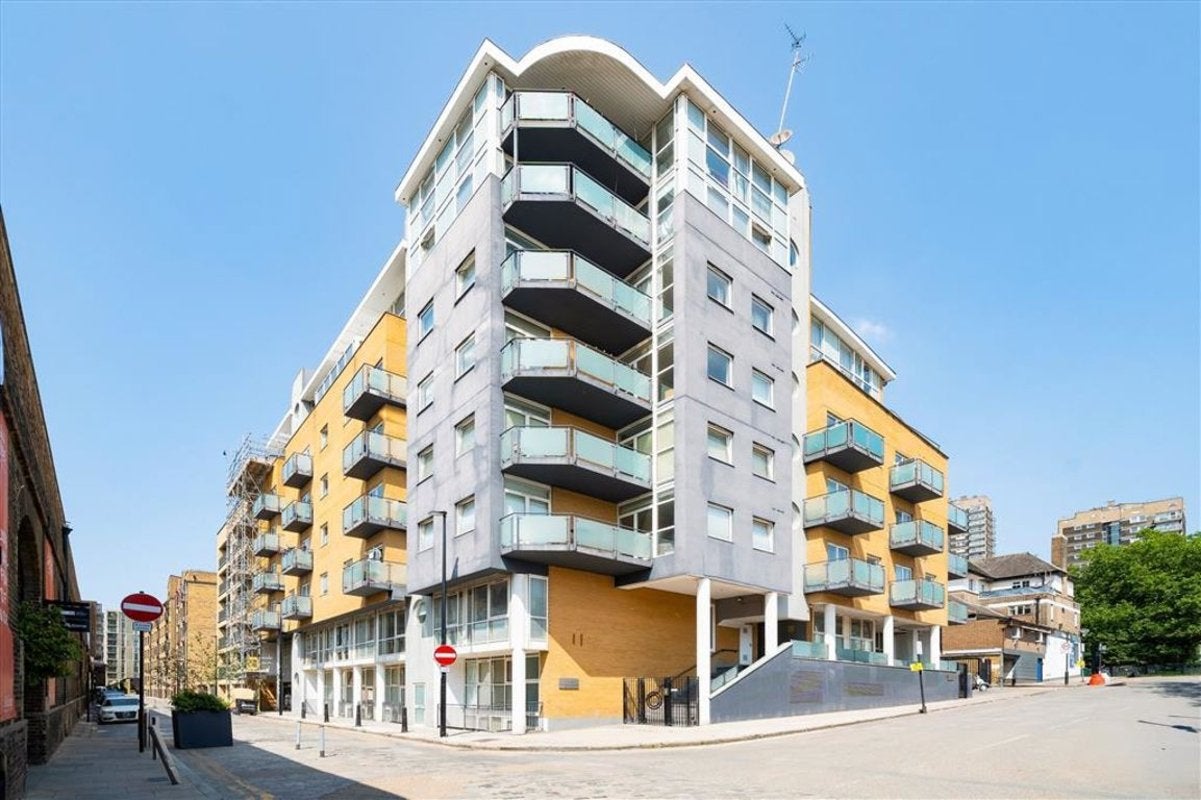 Flat Artichoke Hill in Greater London
