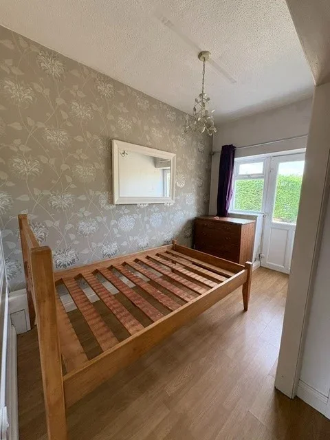 Flat Raglan Road in Woking