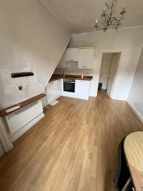 Flat Raglan Road in Woking