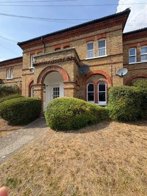 Flat Raglan Road in Woking