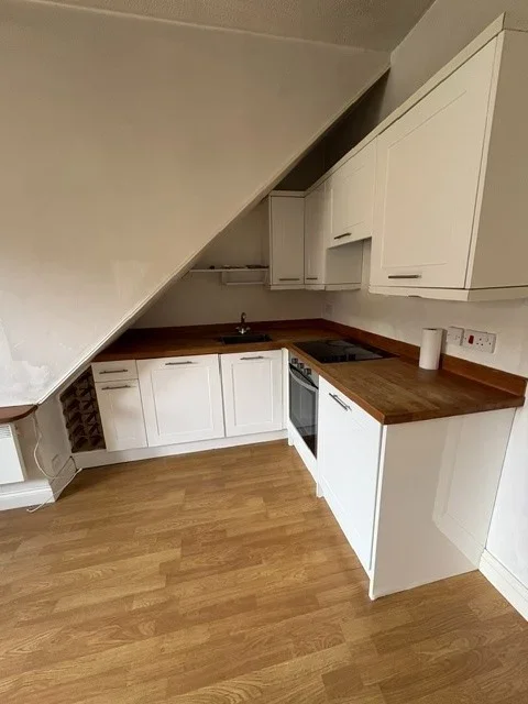 Flat Raglan Road in Woking