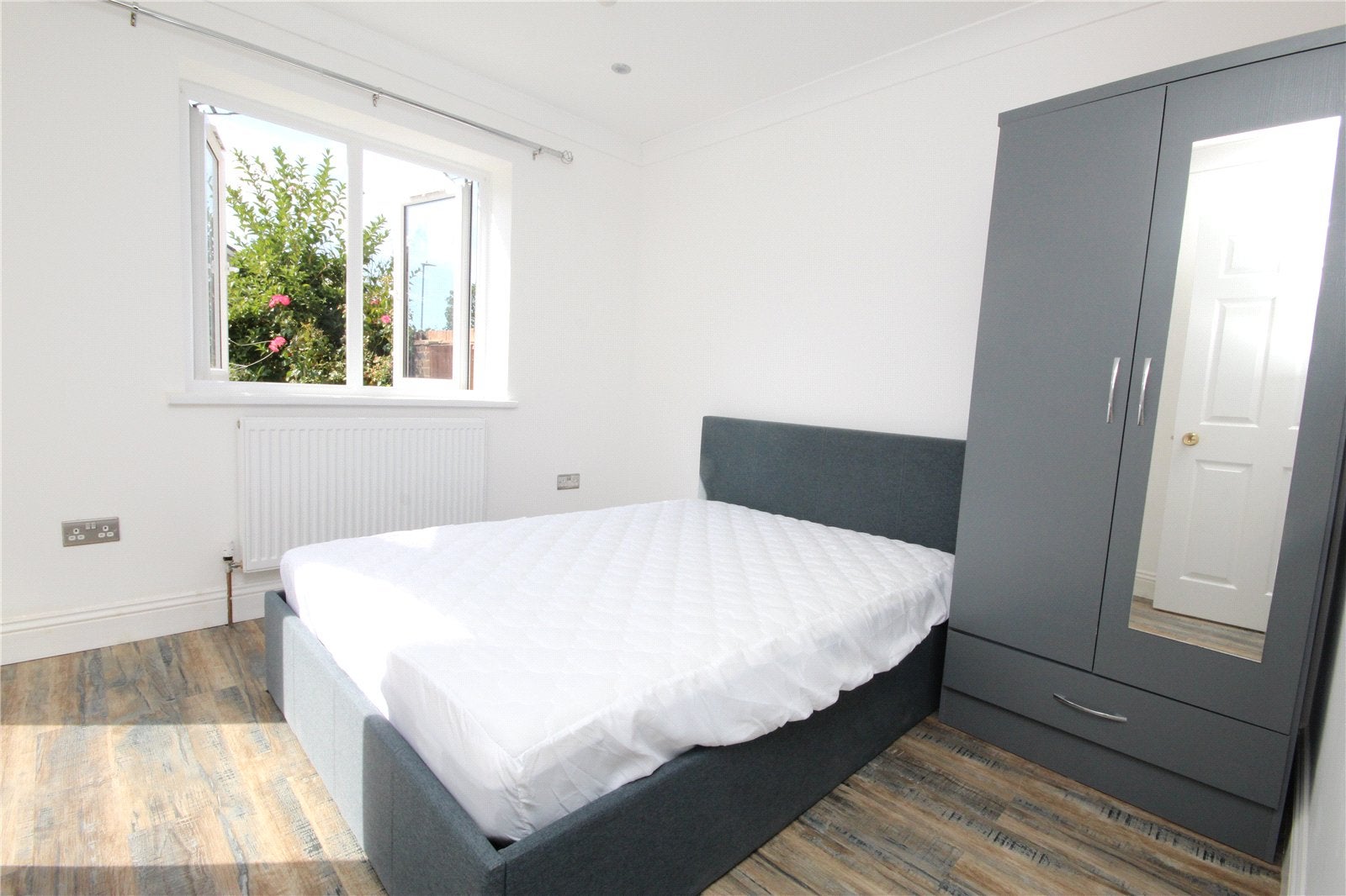 Flat Sheepcotes Road in Greater London