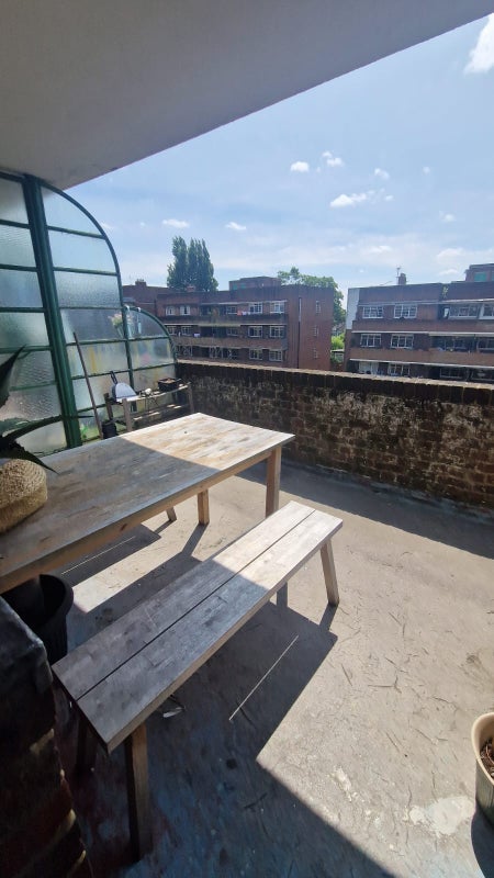 Room Dorchester Court in Greater London