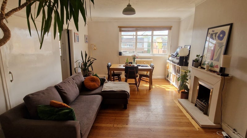 Room Dorchester Court in Greater London