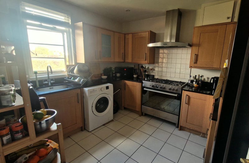 Room Dorchester Court in Greater London