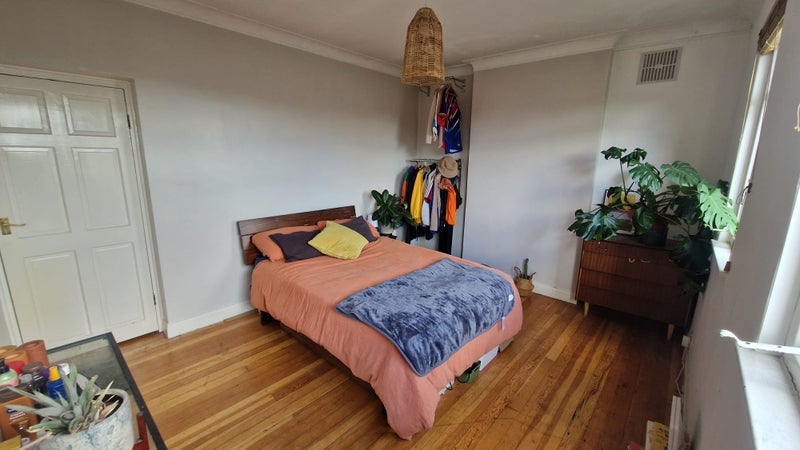 Room Dorchester Court in Greater London