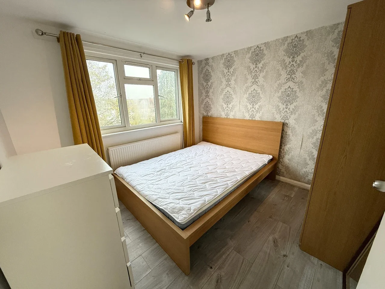 Flat Merton Avenue in Greater London