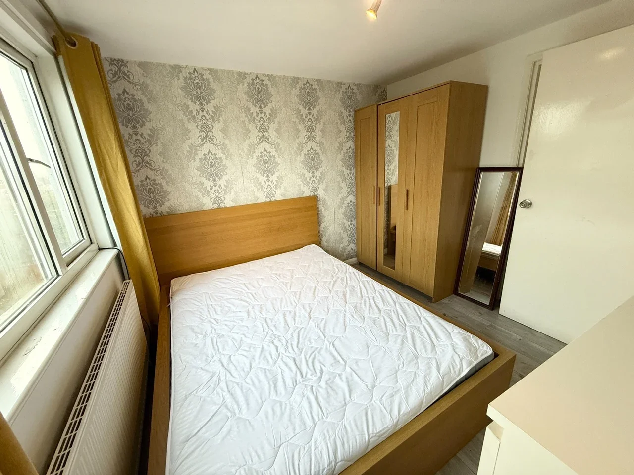 Flat Merton Avenue in Greater London