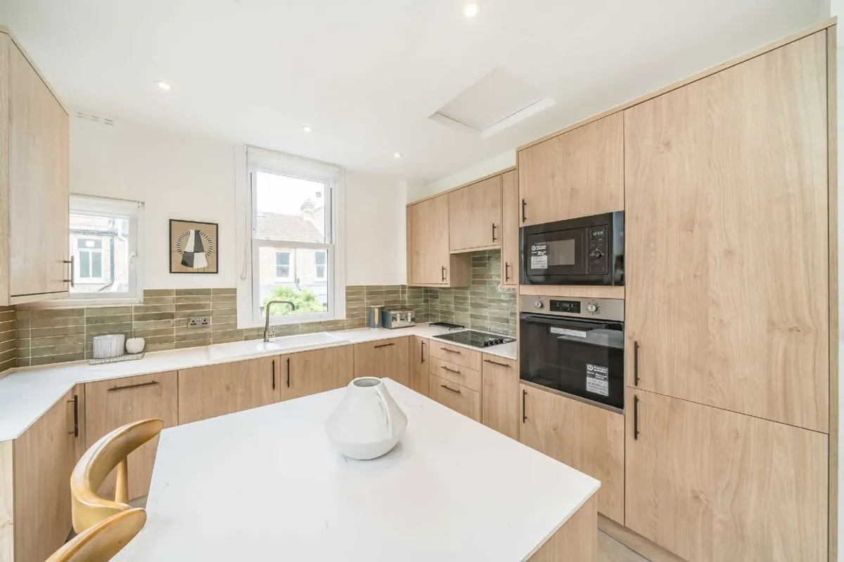 Flat Penwith Road in Greater London
