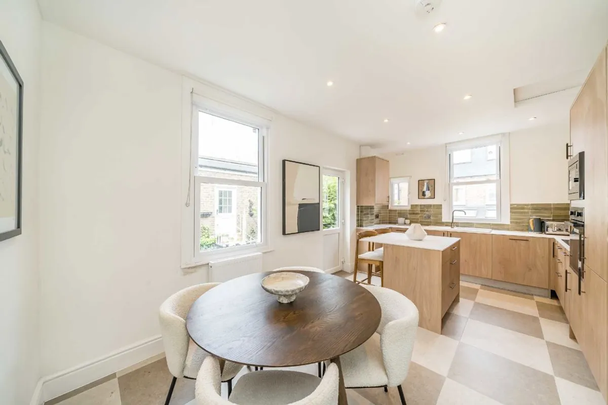 Flat Penwith Road in Greater London