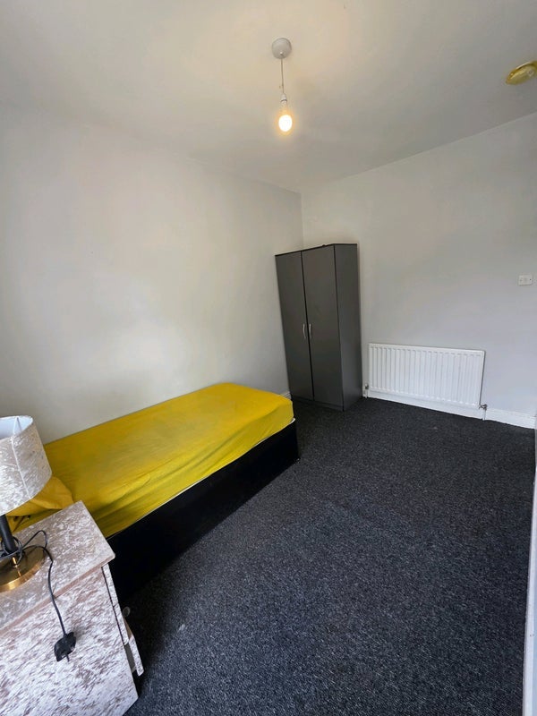 Room Elmwood Road in Birmingham