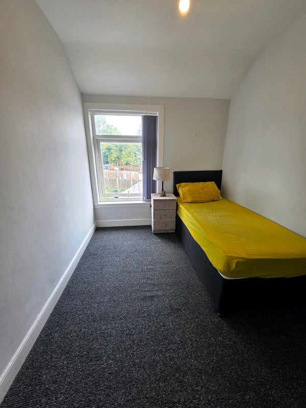 Room Elmwood Road in Birmingham