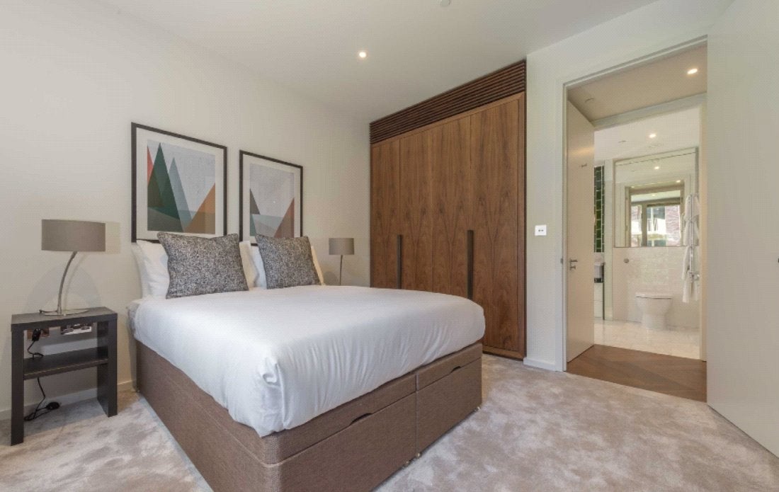 Flat Nine Elms Lane in Greater London