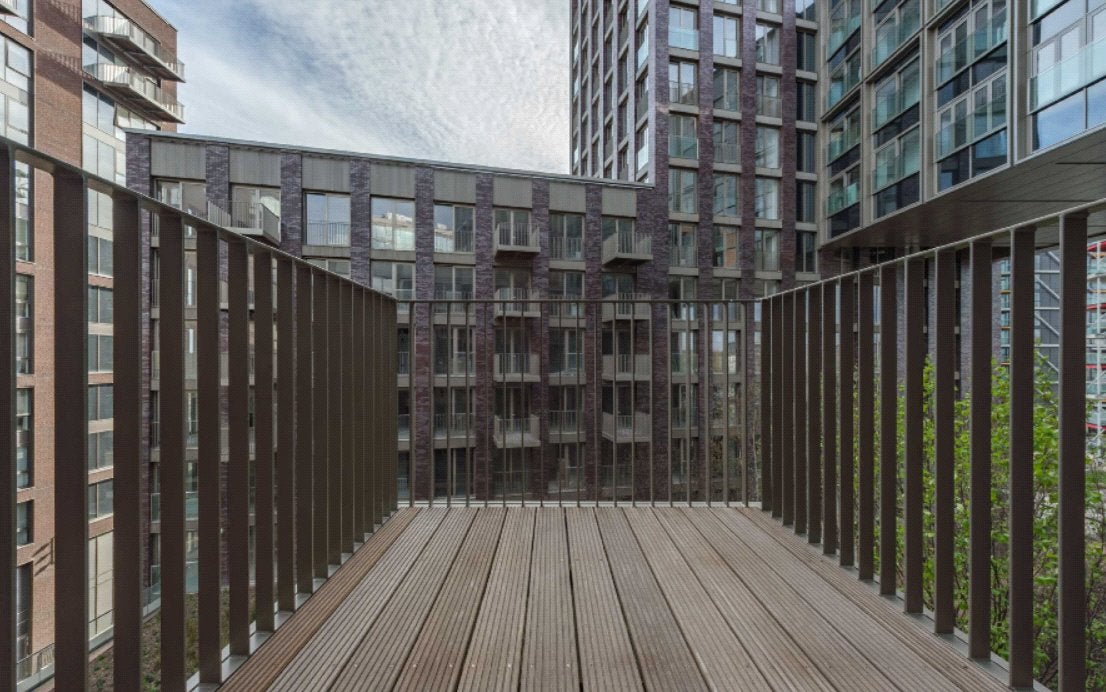 Flat Nine Elms Lane in Greater London