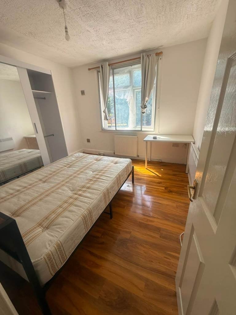 Room Vicarage Farm Road in Greater London