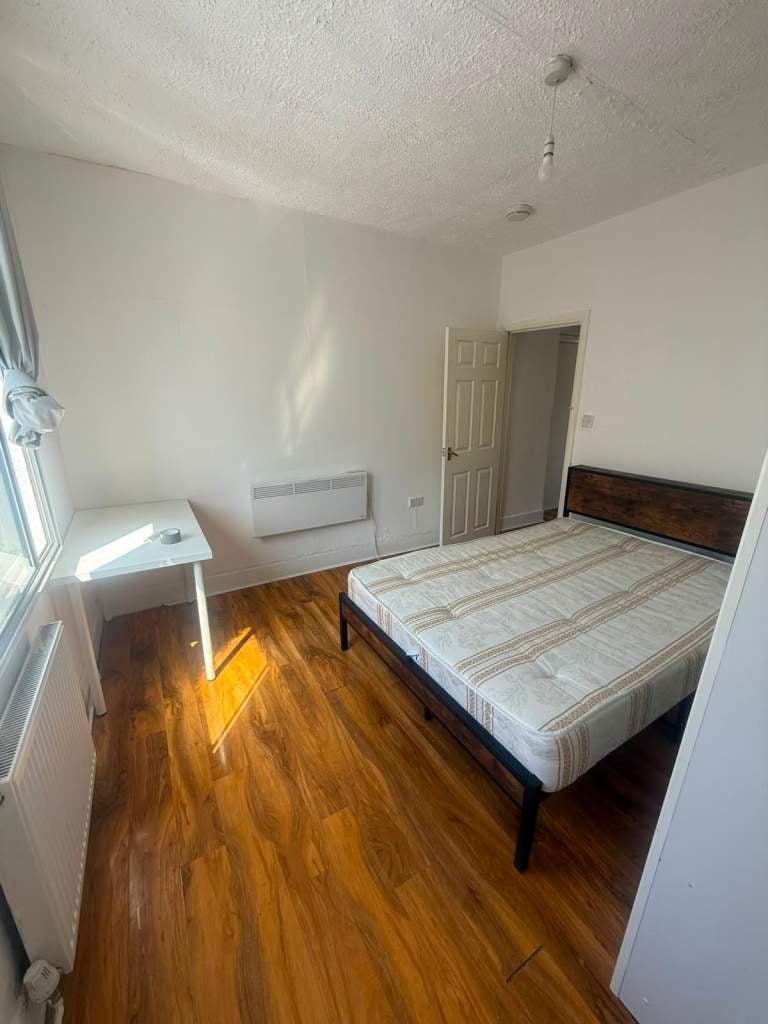 Room Vicarage Farm Road in Greater London
