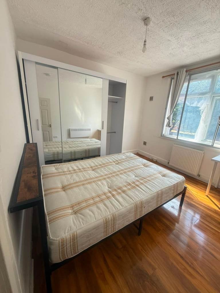 Room Vicarage Farm Road in Greater London