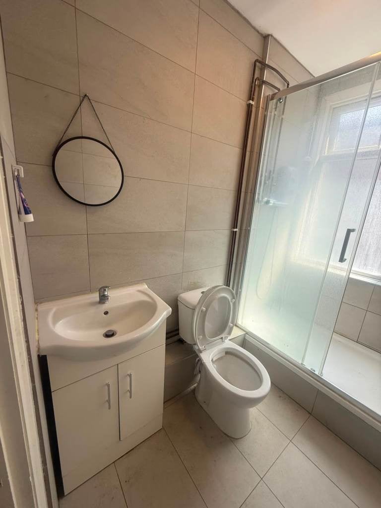 Room Vicarage Farm Road in Greater London