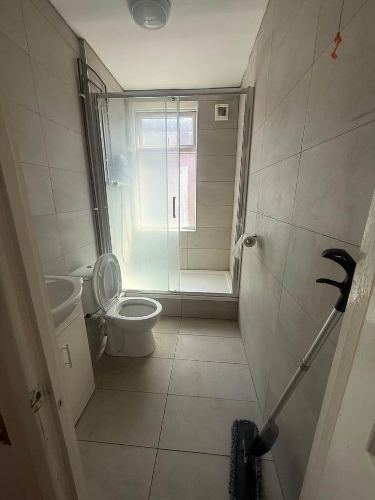 Room Vicarage Farm Road in Greater London
