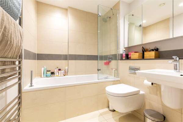 Flat Dunford Road in Greater London