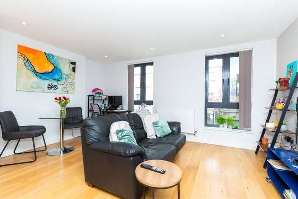 Flat Dunford Road in Greater London