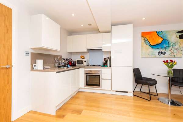 Flat Dunford Road in Greater London