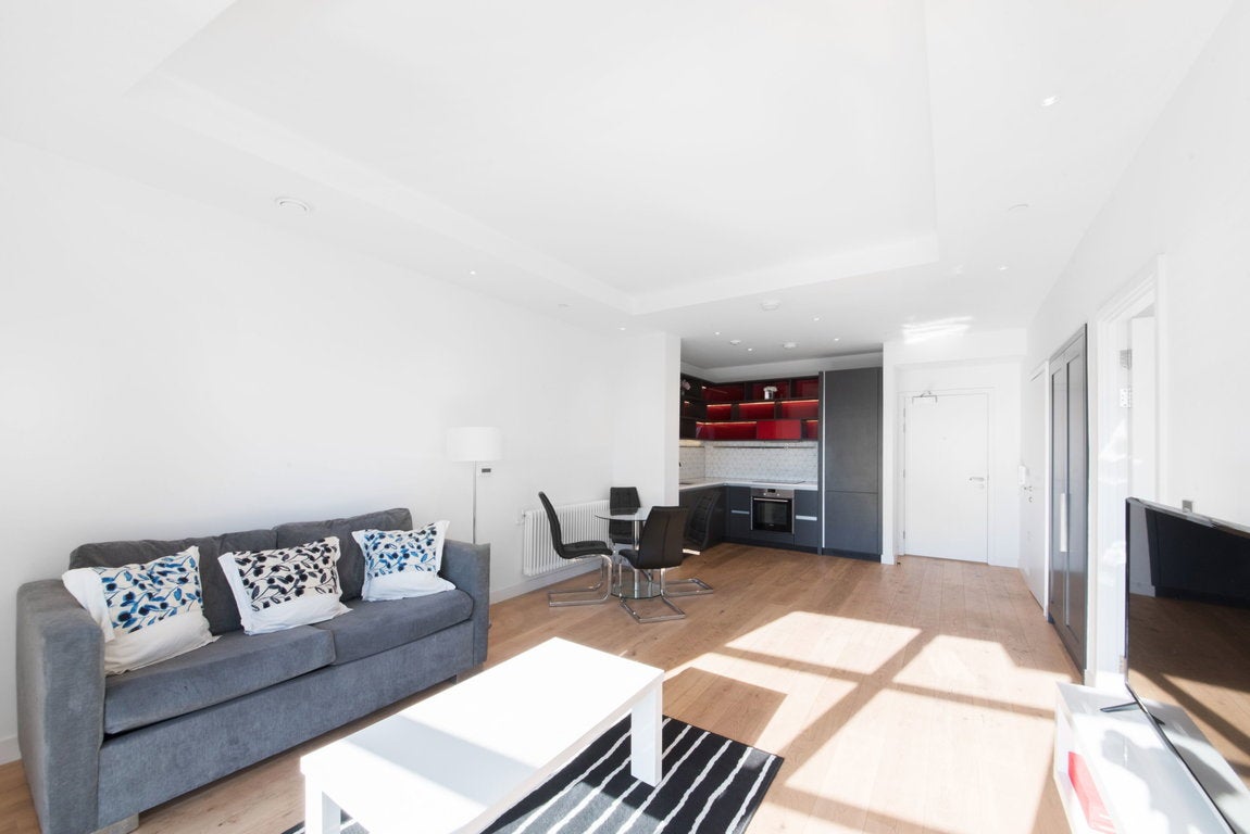 Flat Lyell Street in Greater London