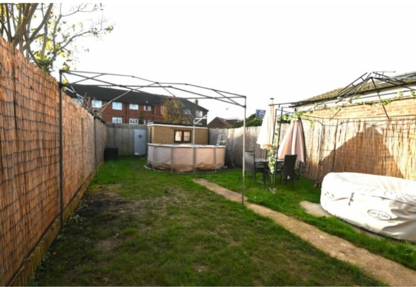 House Trelawney Avenue in Slough