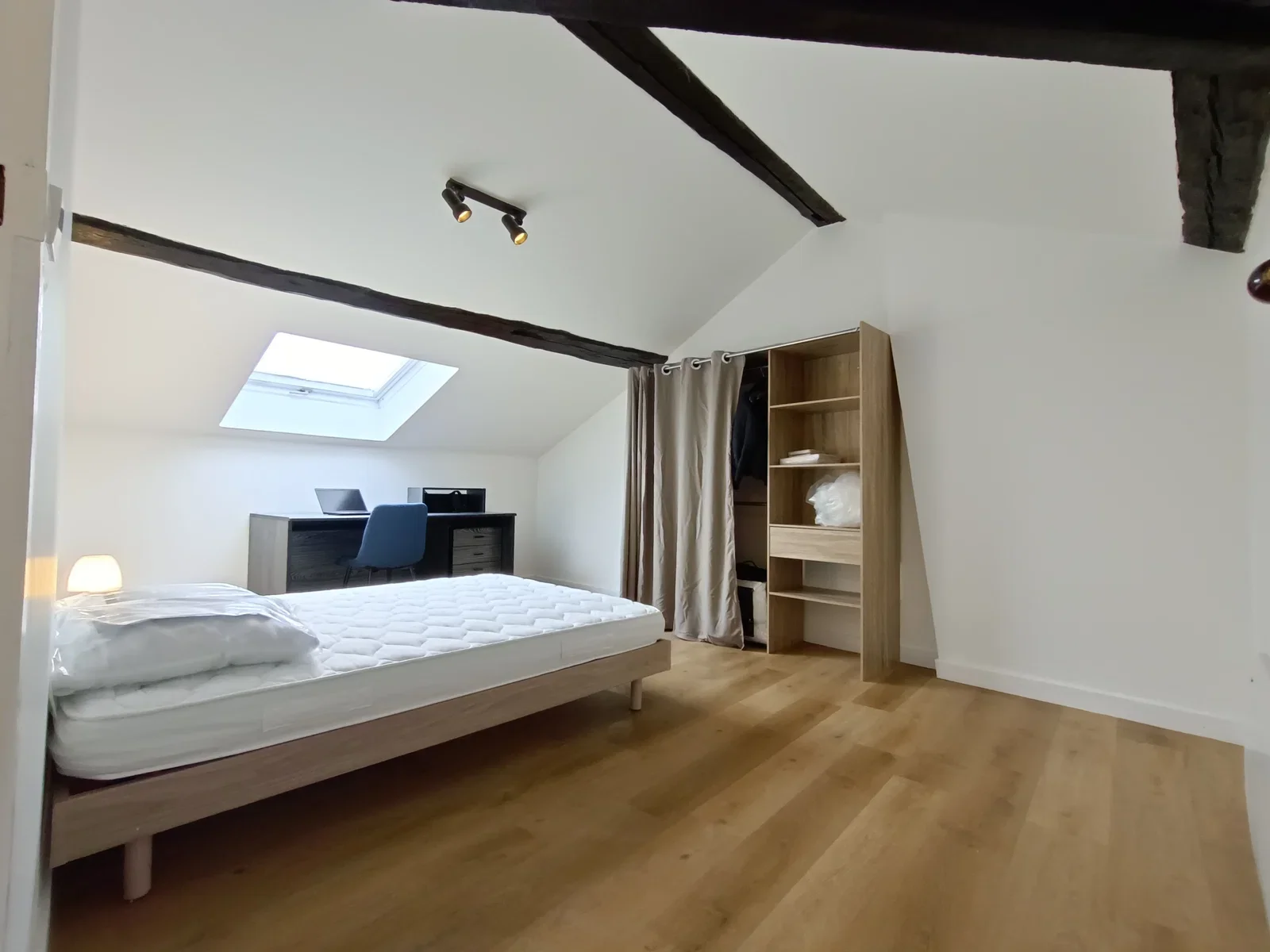 Room Rue Brison in Roanne