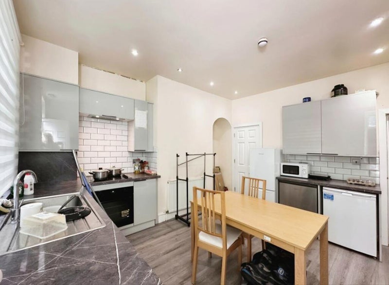 Room Village Avenue in Leeds
