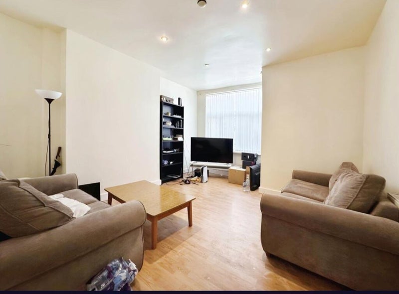 Room Village Avenue in Leeds
