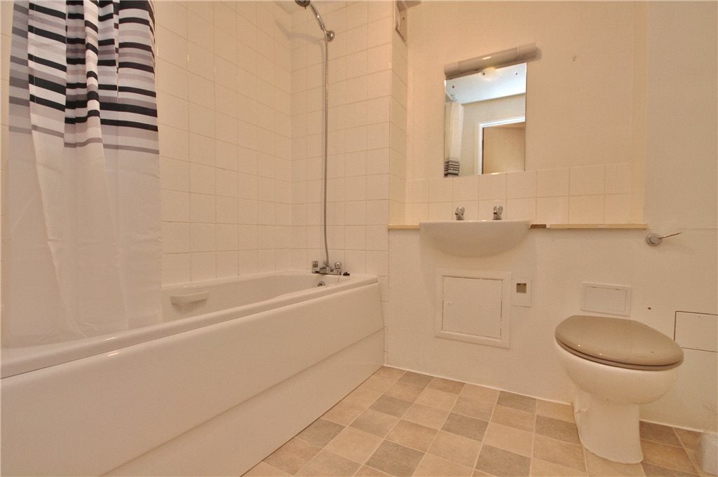 Flat Pullmans Place in Borough of Spelthorne
