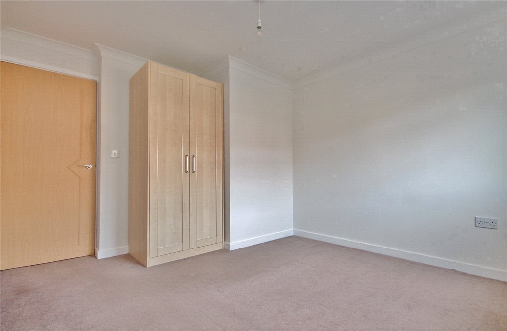 Flat Pullmans Place in Borough of Spelthorne