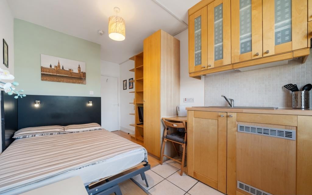 Flat Claverton Street in City of Westminster