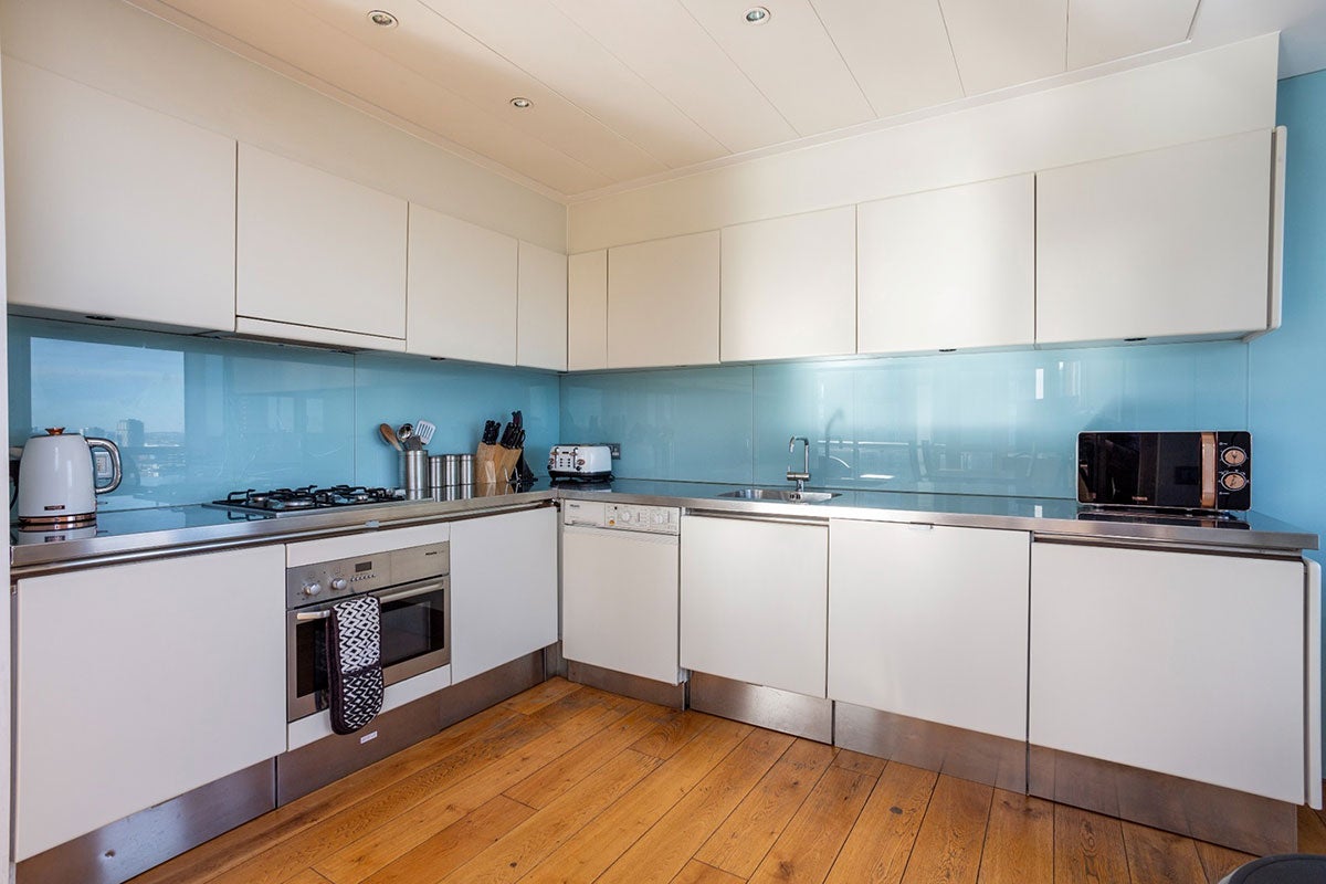 Flat Westferry Circus in Greater London
