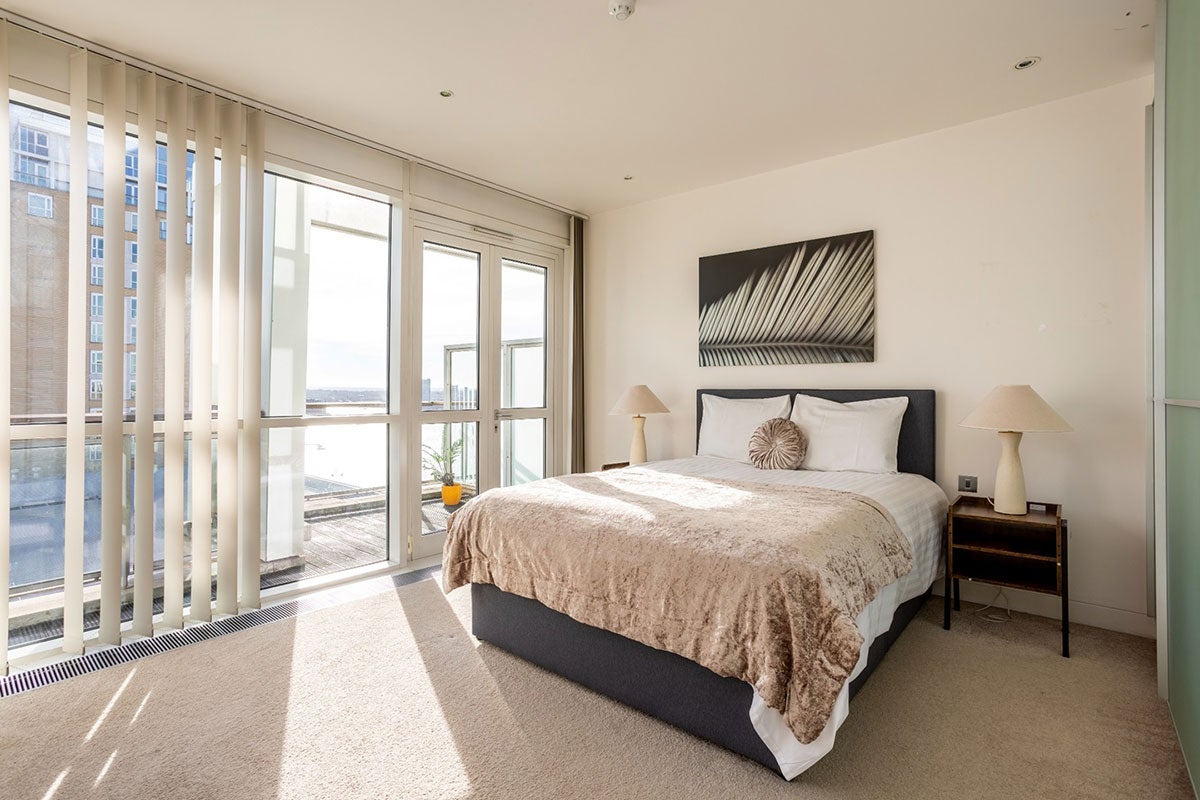 Flat Westferry Circus in Greater London