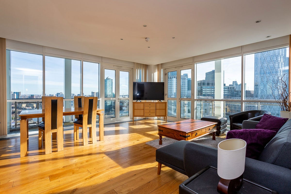 Flat Westferry Circus in Greater London