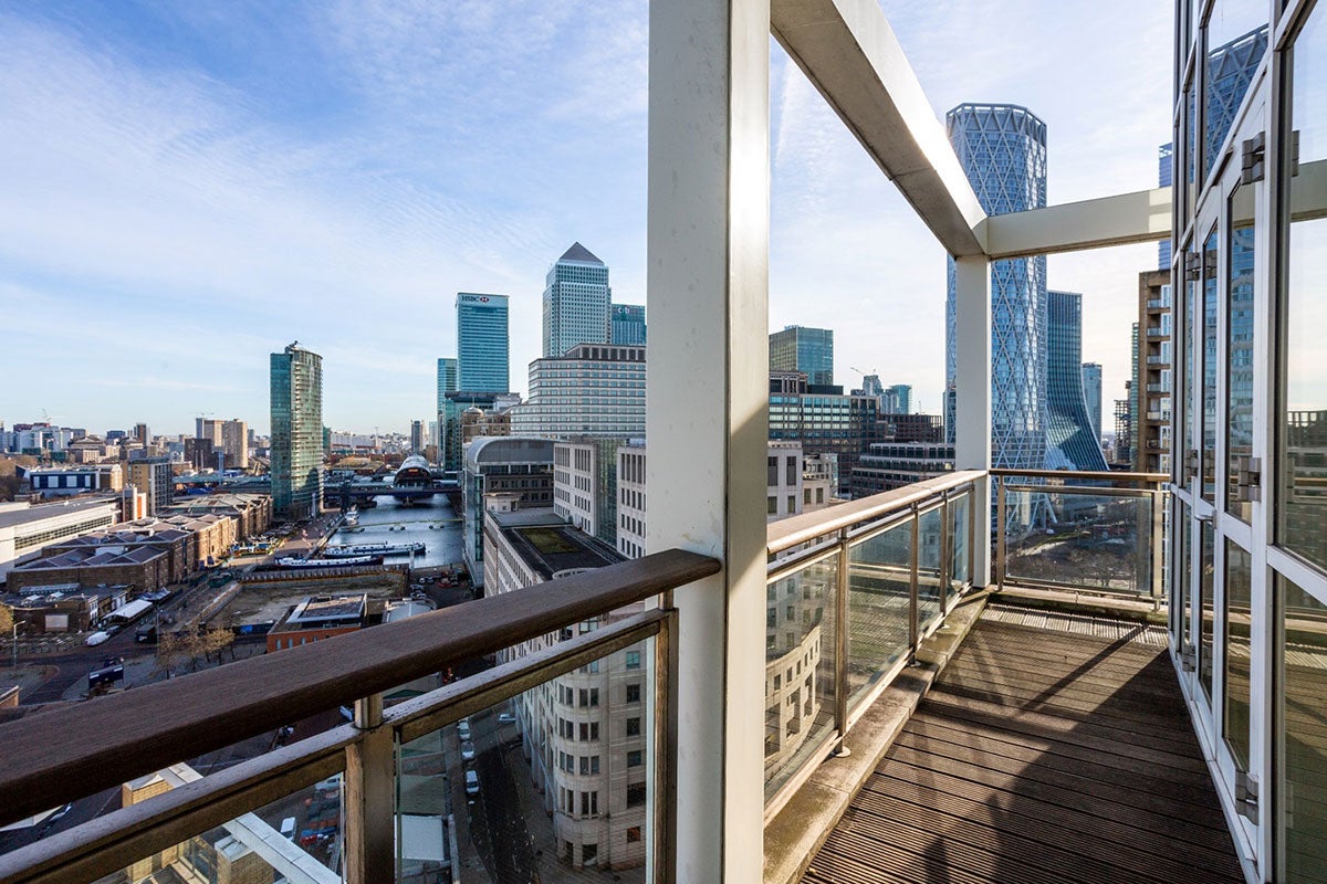 Flat Westferry Circus in Greater London
