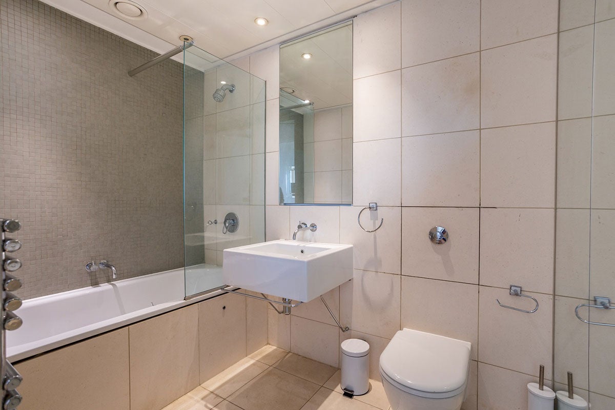 Flat Westferry Circus in Greater London
