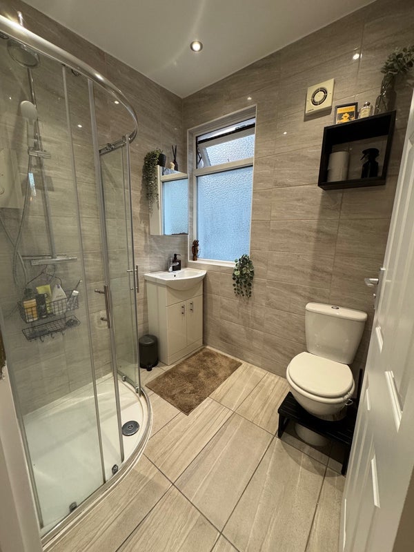Room Frome Road in Greater London