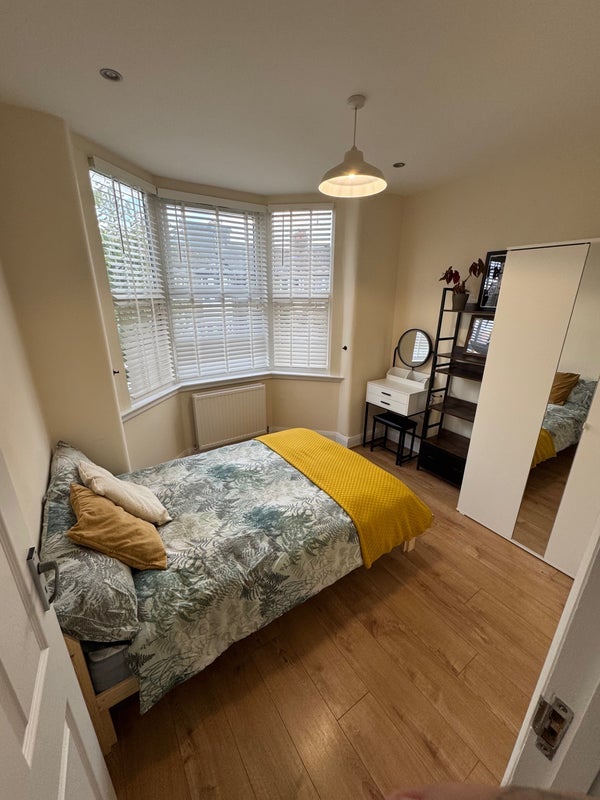 Room Frome Road in Greater London
