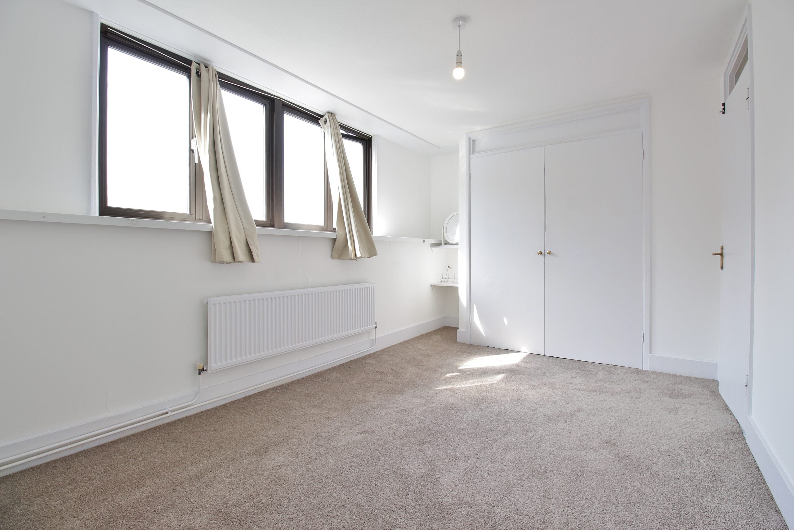 Flat Mogden Lane in Greater London