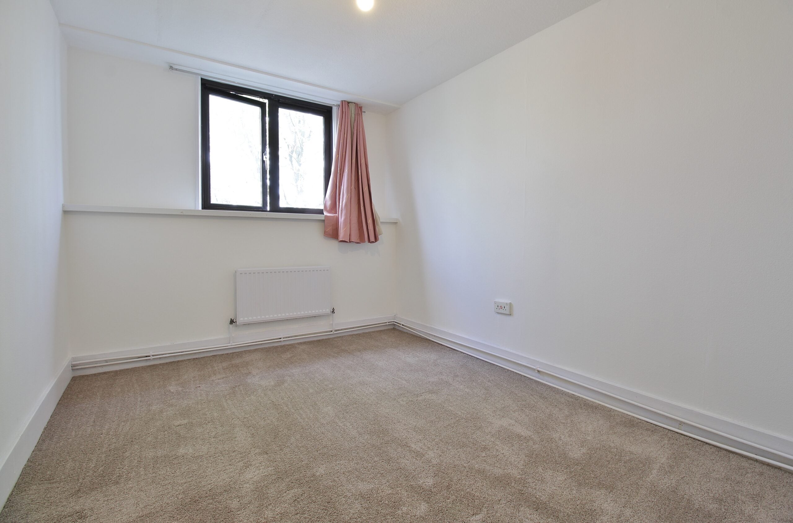 Flat Mogden Lane in Greater London