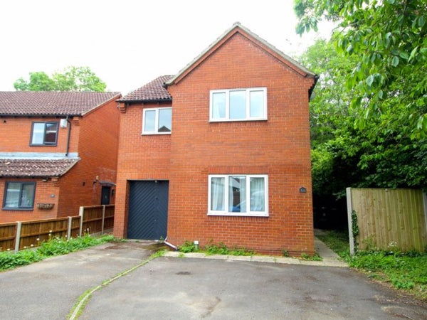 House Oaktree Crescent in Patchway