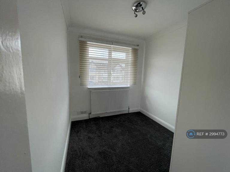 Flat Edgwarebury Lane in Greater London