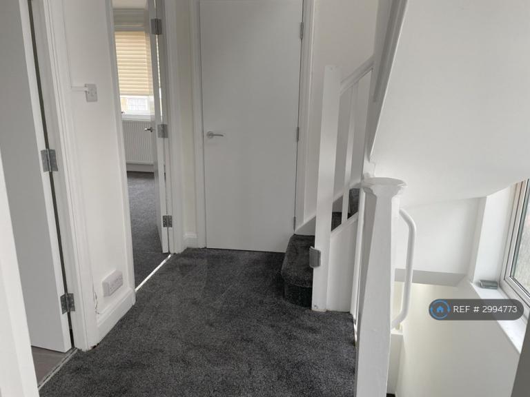 Flat Edgwarebury Lane in Greater London