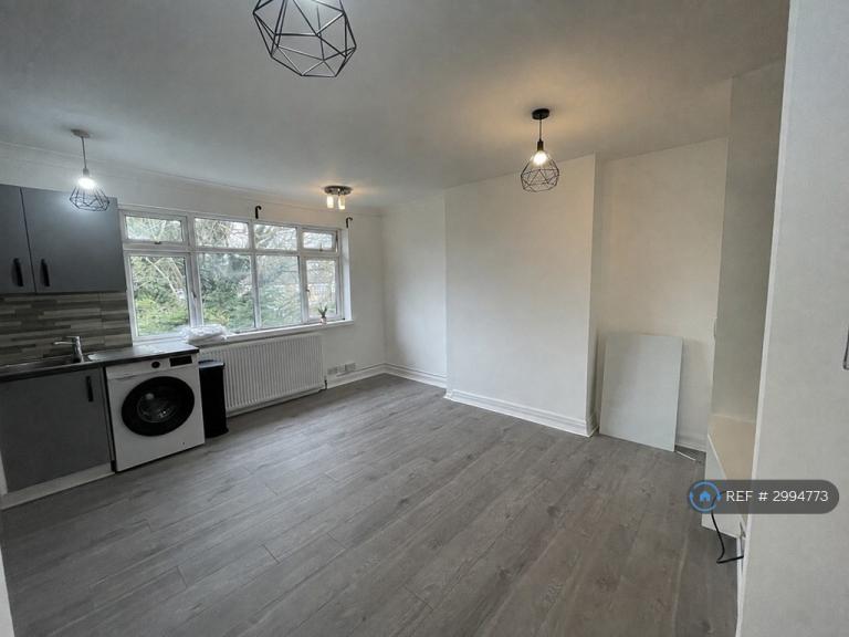 Flat Edgwarebury Lane in Greater London