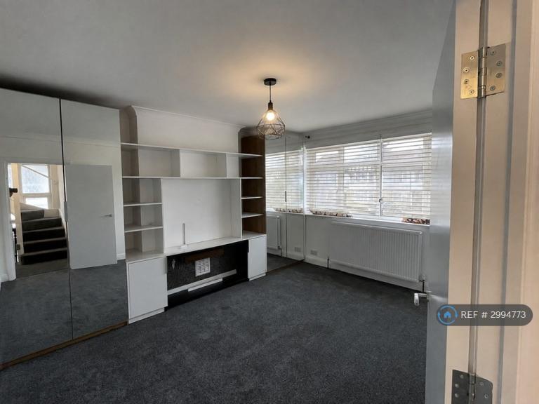Flat Edgwarebury Lane in Greater London
